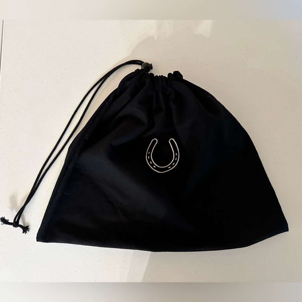 Horseshoe helmet bag